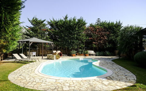 Villa Virna: Piscina, Ricorrere, Mobili Da Esterno, Flagstone, Backyard, Shade, Eco Hotel, Giardino, Ombrello, Giochi D'Acqua