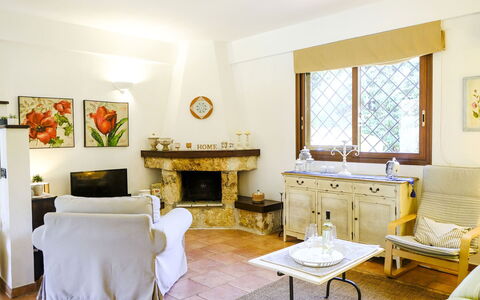 Villa Virna: Mobilia, Interior Design, Pavimentazione, Pavimento, Legna, Camera, Soffitto, Tavolo, Illuminazione, Soggiorno