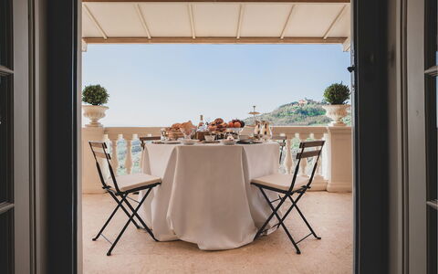 Villa la Brezza: Mobilia, Sedia, Mobili Da Esterno, Tavolo, Tavolo Esterno, Balcone, Shade, Ristorante, Vaso Di Fiori, Cucina & Sala Da Pranzo Tavolo