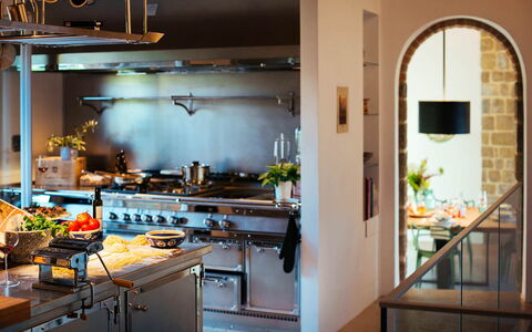 Villa Torre del Chianti: Cucina, Interior Design, Controsoffitto, Elettrodomestico Da Cucina, Illuminazione, Mobilia, Soffitto, Lampada, Cucina Stufa, Cabinetry