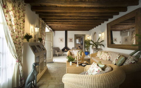 Villa Chianti: Mobilia, Interior Design, Parete, Divano, Legna, Soffitto, Tavolo, Soggiorno, Sedia, Illuminazione