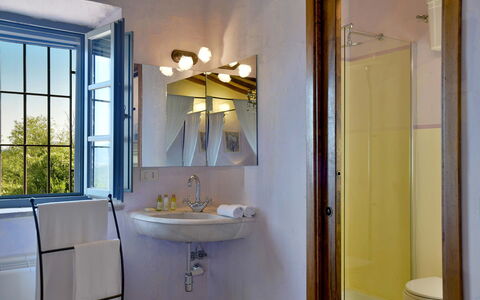 Villa Ghirlanda: Parete, Interior Design, Lavandino Del Bagno, Idraulico Fixture, Lampada, Soffitto, Illuminazione, Casa, Bagno, Lavello