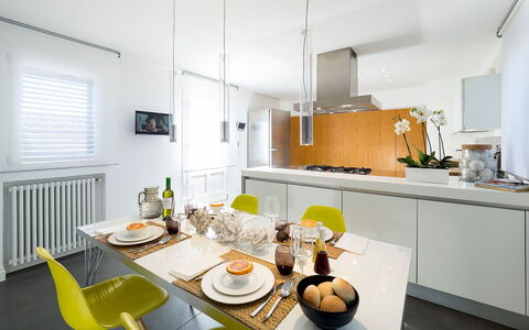 La Terrazza: Mobilia, Cucina, Interior Design, Controsoffitto, Lampada, Elettrodomestico Da Cucina, Pavimentazione, Soffitto, Apparecchio Major, Legna