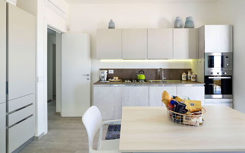 Thyme: Mobilia, Cucina, Interior Design, Controsoffitto, Elettrodomestico Da Cucina, Pavimentazione, Legna, Cabinetry, Apparecchio Major, Pavimento