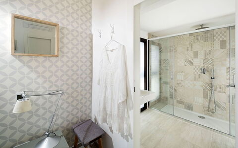 Thyme: Pavimentazione, Interior Design, Parete, Pavimento, Soffitto, Piastrella, Camera, Bagno, Lampada, Idraulico Fixture
