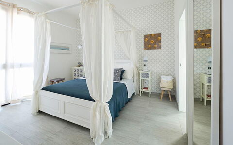 Rosemary: Mobilia, Interior Design, Pavimento, Letto, Pavimentazione, Camera Da Letto, Legna, Camera, Soffitto, Casa