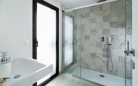 Rosemary: Bagno, Idraulico Fixture, Interior Design, Pavimentazione, Pavimento, Doccia, Rubinetto, Idraulico, Soffione Doccia, Piastrella