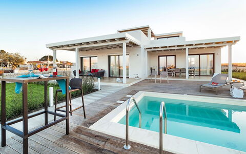 Villa Orietta: Ricorrere, Piscina, Mobili Da Esterno, Eco Hotel, Shade, Struttura Esterna, Estate, Tempo Libero, Villa, Sedia