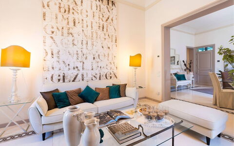 Dimora Simona: Mobilia, Interior Design, Parete, Divano, Pavimentazione, Soggiorno, Pavimento, Camera, Soffitto, Tavolo