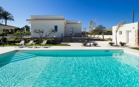 Villa Emma: Piscina, Ricorrere, Materiale Composito, Estate, Eco Hotel, Hacienda, Landscaping, Flagstone, Shade, Villa