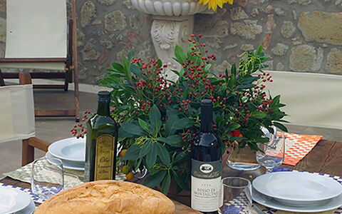Villa Montichiello: Mobilia, Tavolo, Tavola, Tovaglia, Frutta, Cibo, Sedia, Serveware, Mobili Da Esterno, Tavolo Esterno