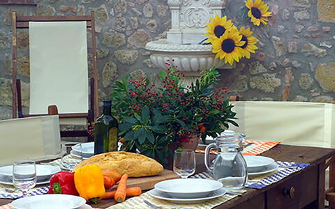 Villa Montichiello: Mobilia, Tavolo, Legna, Sedia, Interior Design, Cucina & Sala Da Pranzo Tavolo, Tovaglia, Vaso Di Fiori, Sala Da Pranzo, Tavolo Esterno