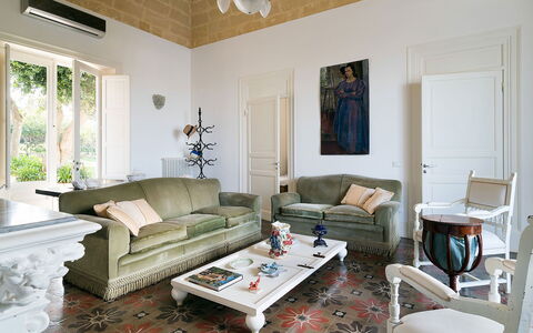 The Flower Garden: Mobilia, Interior Design, Pavimentazione, Parete, Pavimento, Legna, Divano, Camera, Soggiorno, Tavolo