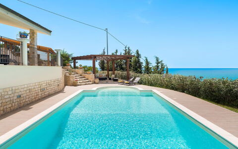 Villa Carousel: Blu, Acqua, Piscina, Ricorrere, Materiale Composito, Mare, Tempo Libero, Mobili Da Esterno, Eco Hotel, Oceano