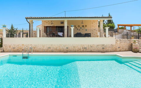 Villa Carousel: Piscina, Zona Residenziale, Materiale Composito, Ricorrere, Estate, Shade, Flagstone, Piastrella, Villa, Mobili Da Esterno