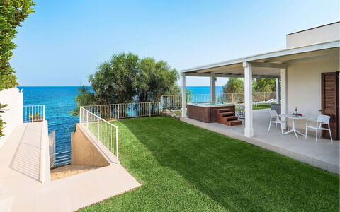 Villa Sea Star: Portico, Shade, Giardino, Landscaping, Estate, Cortile, Eco Hotel, Balcone, Backyard, Ricorrere