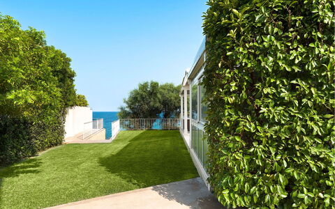 Villa Sea Star: Arbusto, Giardino, Shade, Hedge, Prato, Landscaping, Cortile, Estate, Recinzione, Villa