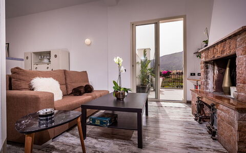 Casa Maurus: Mobilia, Interior Design, Pavimentazione, Pavimento, Legna, Divano, Soffitto, Camera, Soggiorno, Illuminazione