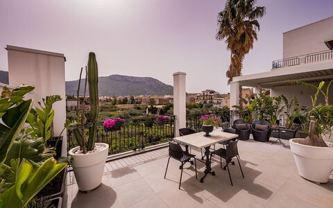Casa Maurus: Mobilia, Casa, Sedia, Appartamento, Balcone, Shade, Mobili Da Esterno, Ricorrere, Pianta Della Casa
