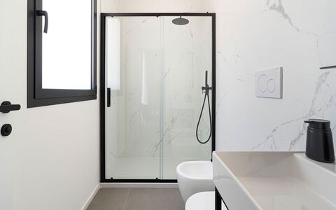 Villa la Isla: Bagno, Parete, Idraulico Fixture, Pavimentazione, Interior Design, Pavimento, Specchio, Rubinetto, Casa, Idraulico