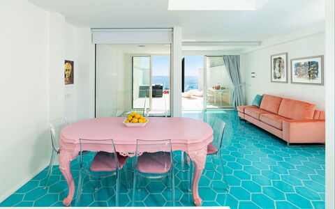 Casa Pink: Blu, Mobilia, Interior Design, Pavimentazione, Pavimento, Rosa, Camera, Appartamento, Sedia, Soggiorno