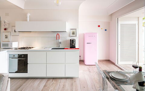 Casa Light Blu: Elettrodomestico Da Cucina, Cucina, Controsoffitto, Interior Design, Apparecchio Major, Pavimentazione, Elettrodomestico, Cabinetry, Frigorifero, Pavimento