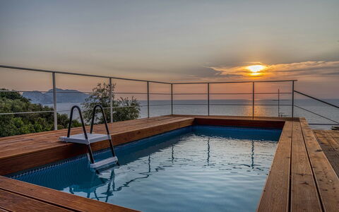 Mermaid Villa: Acqua, Orizzonte, Mare, Oceano, Piscina, Latifoglie, Deck, Pavimento In Legno, Color Legno, Balcone