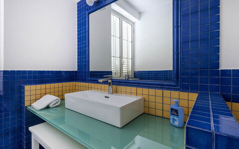 Mermaid Villa: Blu, Idraulico Fixture, Interior Design, Lavandino Del Bagno, Pavimentazione, Rubinetto, Bagno, Piastrella, Pavimento, Lavello