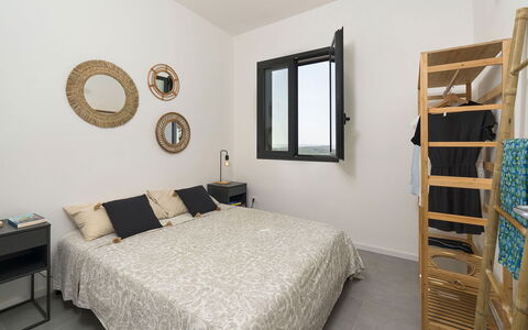 Villa Arcobaleno: Letto, Camera Da Letto, Mobilia, Parete, Interior Design, Bedding, Lenzuolo, Legna, Pavimento, Biancheria
