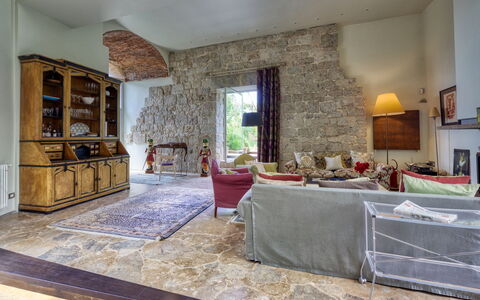 La Rocca di Monteggiori: Mobilia, Parete, Pavimentazione, Interior Design, Pavimento, Soffitto, Divano, Soggiorno, Camera, Sedia