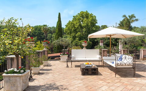 Villa Carosone: Mobilia, Vaso Di Fiori, Giardino, Mobili Da Esterno, Tavolo, Sedia, Flagstone, Shade, Pianta Della Casa