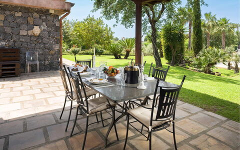 Villa Carosone: Mobilia, Sedia, Tavolo, Mobili Da Esterno, Cucina & Sala Da Pranzo Tavolo, Tavolo Esterno, Ristorante, Sala Da Pranzo, Shade, Terrazza