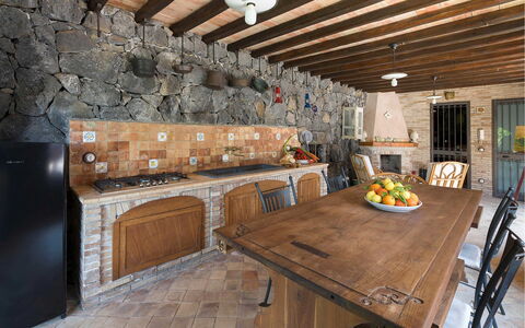 Villa Carosone: Mobilia, Legna, Pavimentazione, Interior Design, Tavolo, Pavimento, Cucina, Cucina & Sala Da Pranzo Tavolo, Sedia, Muro ​​Di Pietra