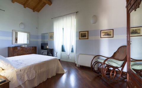 Villa Carosone: Mobilia, Interior Design, Pavimentazione, Pavimento, Soffitto, Camera, Camera Da Letto, Illuminazione, Letto, Casa