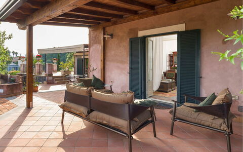 Villa Carosone: Mobilia, Sedia, Mobili Da Esterno, Vaso Di Fiori, Pavimento, Shade, Pianta Della Casa, Terrazza, Tavolo Esterno, Balcone