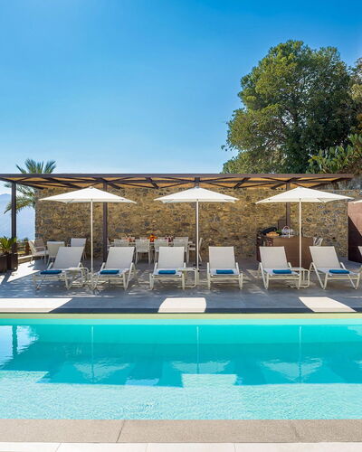 Villa Zafferano: Piscina, Mobili Da Esterno, Ricorrere, Eco Hotel, Ombrello, Lettino, Sedia, Shade, Tempo Libero, Hotel