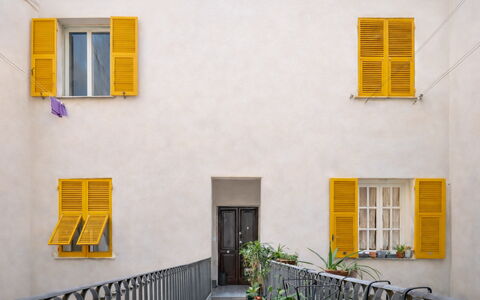 Da Federico, Apartment Genova Brignole: Giallo, Parete, Materiale Composito, Per Finestre, Vaso Di Fiori, Metallo, Balcone, Pianta Della Casa, Calcestruzzo, Finestra Trattamento