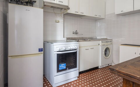 Da Federico, Apartment Genova Brignole: Elettrodomestico Da Cucina, Apparecchio Major, Pavimentazione, Cucina, Pavimento, Legna, Interior Design, Cabinetry, Controsoffitto, Elettrodomestico