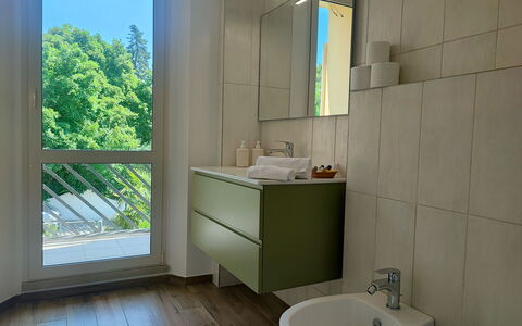 Casa Nadia: Lavandino Del Bagno, Idraulico Fixture, Pavimentazione, Interior Design, Pavimento, Bagno, Lavello, Rubinetto, Idraulico, Mobiletto Del Bagno