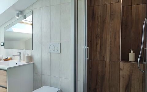 Casa Nadia: Bagno, Pavimentazione, Idraulico Fixture, Interior Design, Pavimento, Parete, Lavandino Del Bagno, Lavello, Legna, Rubinetto