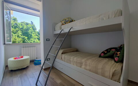 Casa Nadia: Camera Da Letto, Letto, Pavimentazione, Interior Design, Pavimento, Mobilia, Bedding, Lenzuolo, Camera, Telaio Del Letto