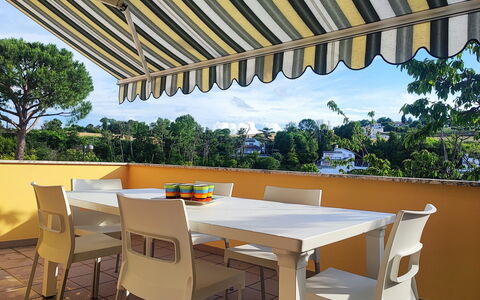 Casa Nadia: Mobilia, Sedia, Tenda, Mobili Da Esterno, Shade, Tavolo Esterno, Cucina & Sala Da Pranzo Tavolo, Ristorante, Struttura Esterna, Balcone