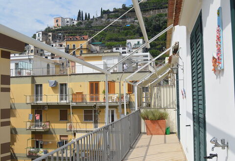 Casa Minori: Appartamento, Quartiere, Zona Residenziale, Balcone, Urban Design, Materiale Composito, Condominio, Corrimano, Illuminazione Diurna