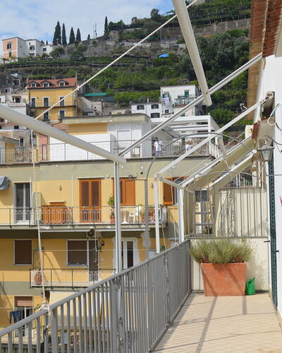 Casa Minori: Appartamento, Quartiere, Zona Residenziale, Balcone, Urban Design, Materiale Composito, Condominio, Corrimano, Illuminazione Diurna