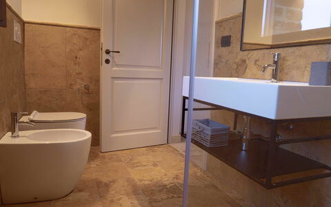 Villa Ripa: Pavimentazione, Pavimento, Bagno, Parete, Idraulico Fixture, Interior Design, Lavandino Del Bagno, Idraulico, Lavello, Rubinetto