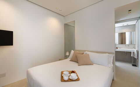 Villa Confini: Interior Design, Parete, Letto, Pavimento, Camera Da Letto, Pavimentazione, Legna, Mobilia, Lenzuolo, Bedding