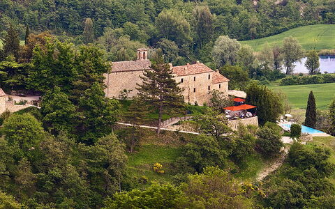 Borgo di San Biagio: Paesaggio, Estate, Area Rurale, Insediamento Umano, Hill Station, Villaggio, Paesino Di Montagna, Villa, Valle, Landscaping