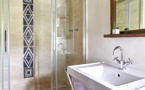 Borgo di San Biagio: Pavimentazione, Pavimento, Interior Design, Soffitto, Mobilia, Idraulico Fixture, Bagno, Piastrella, Idraulico, Camera
