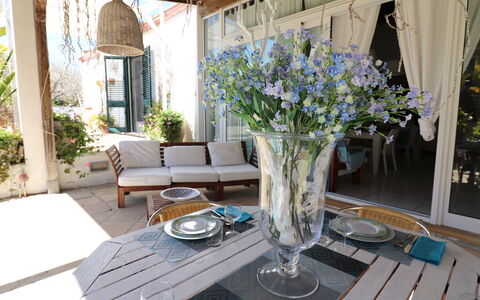 Villa Patrizia Otranto: Deluxe Countryside Retreat: Mobilia, Tavolo, Sedia, Interior Design, Cucina & Sala Da Pranzo Tavolo, Illuminazione, Sala Da Pranzo, Tavolo Esterno, Vaso Di Fiori, Mobili Da Esterno