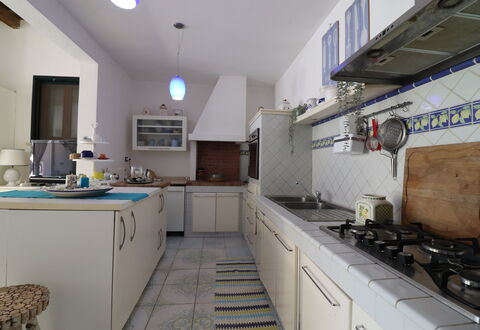 Villa Patrizia Otranto: Deluxe Countryside Retreat: Cucina, Controsoffitto, Elettrodomestico Da Cucina, Pavimentazione, Interior Design, Apparecchio Major, Mobilia, Lavandino Della Cucina, Cabinetry, Pavimento